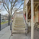 Cozy Upstairs Studio Near Downtown And The River