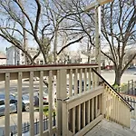 Cozy Upstairs Studio Near Downtown And The River